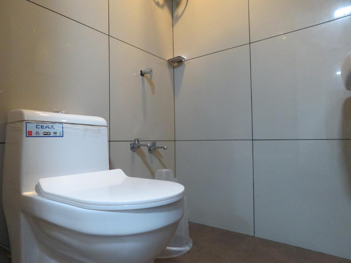 Hotel Reegate Inn Near South Railway Station Kochi Esterno foto